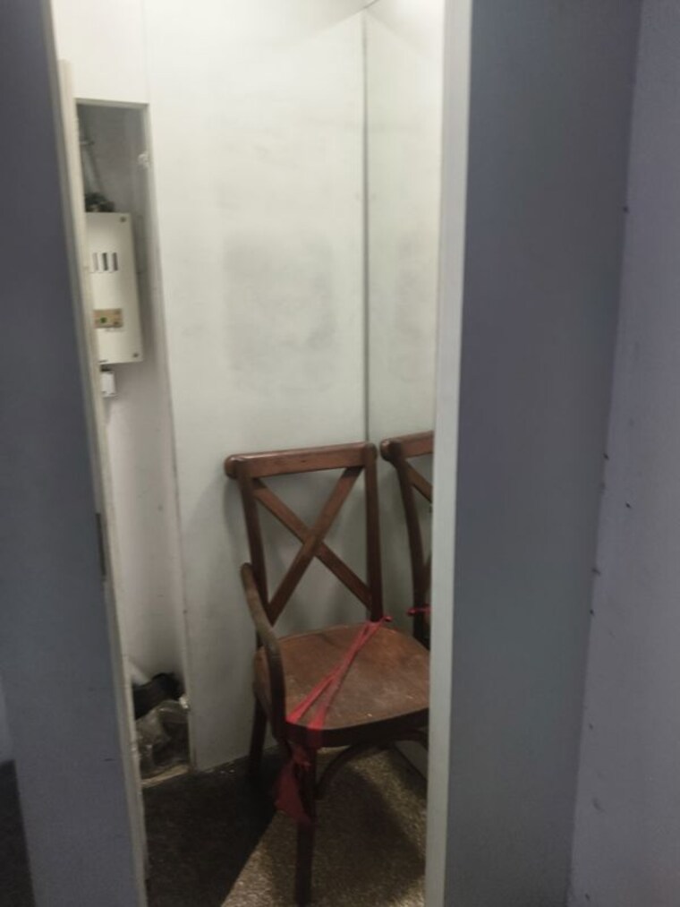 Bathroom, vile parle west Commercial Shop 300 Sq.Ft. In Vile Parle West Mumbai 10585726
