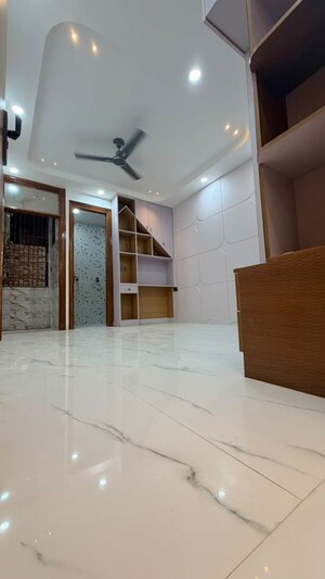 Room in 4 BHK Builder Floor at Uttam Nagar – for Sale