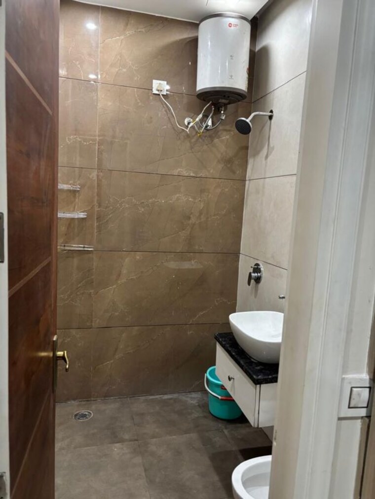 Bathroom, sunny enclave 2 Bedroom 200 Sq.Yd. Builder Floor In Sunny Enclave Mohali 10586043