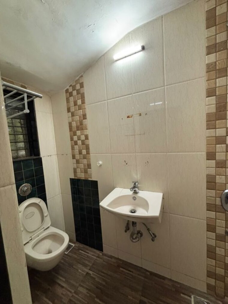 Bathroom, sea-gull 2 Bedroom 820 Sq.Ft. Apartment In Pali Hill Mumbai 10586037