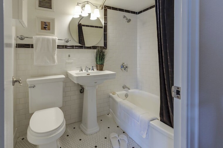 Bathroom, sector 9 panchkula 6+ Bedroom 2750 Sq.Ft. Builder Floor In Sector 9 Panchkula Panchkula 10586057