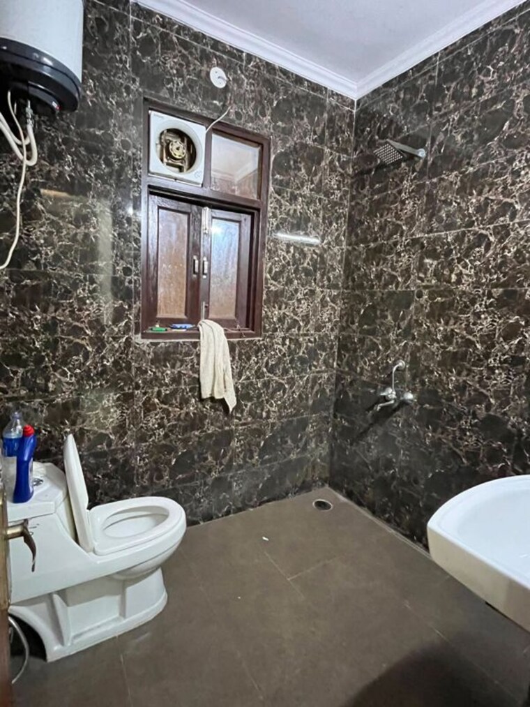 Bathroom, sainik farm 1 Bedroom 450 Sq.Ft. Apartment In Sainik Farm Delhi 10586089