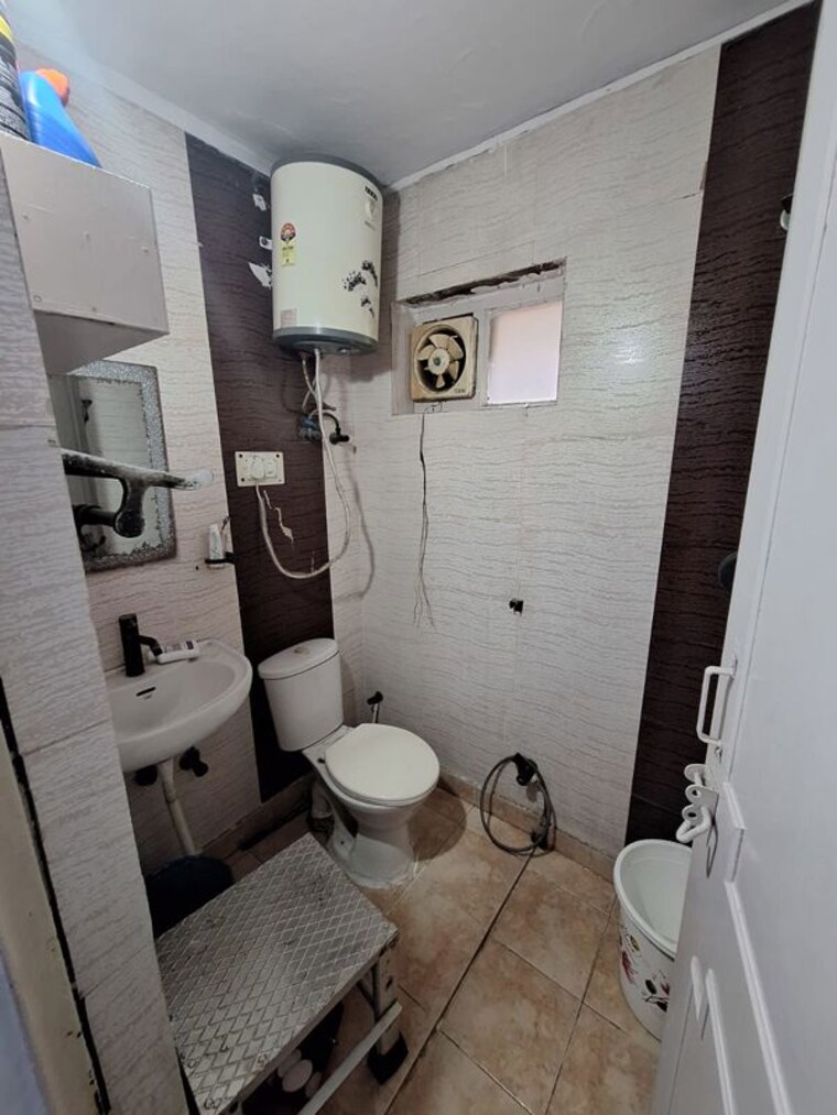 Bathroom, antriksh-golf-view-ii 3 Bedroom 1345 Sq.Ft. Apartment In Sector 78 Noida 10586090