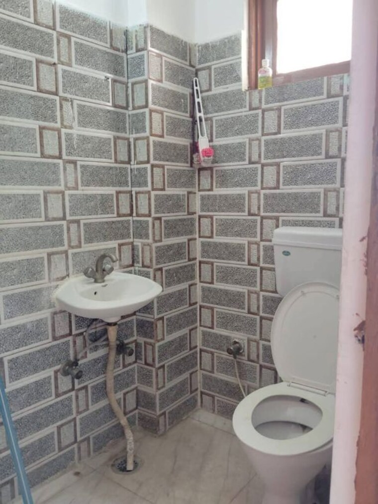 Bathroom, freedom fighters enclave 1 Bedroom 440 Sq.Ft. Apartment In Freedom Fighters Enclave Delhi 10586093