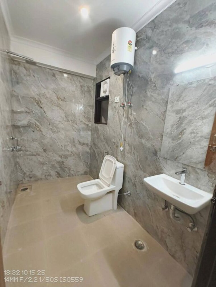 Bathroom, freedom fighters enclave 1 Bedroom 420 Sq.Ft. Apartment In Freedom Fighters Enclave Delhi 10586108