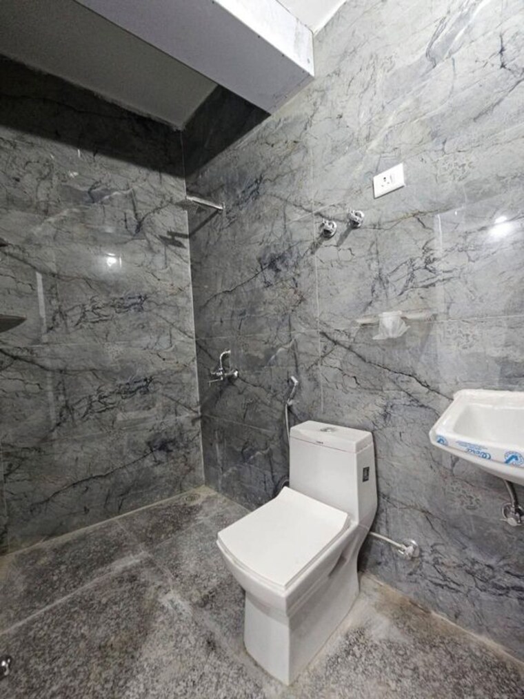Bathroom, freedom fighters enclave 1 Bedroom 420 Sq.Ft. Apartment In Freedom Fighters Enclave Delhi 10586111