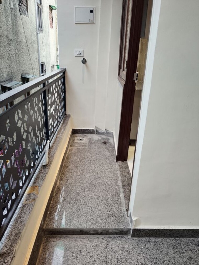 Balcony, khirki extension 1 Bedroom 500 Sq.Ft. Apartment In Khirki Extension Delhi 10586127