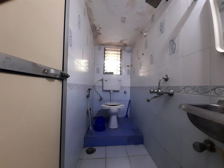 Bathroom, siddharth-nagar-chs-goregaon 1.5 Bedroom 460 Sq.Ft. Apartment In Goregaon West Mumbai 10586131