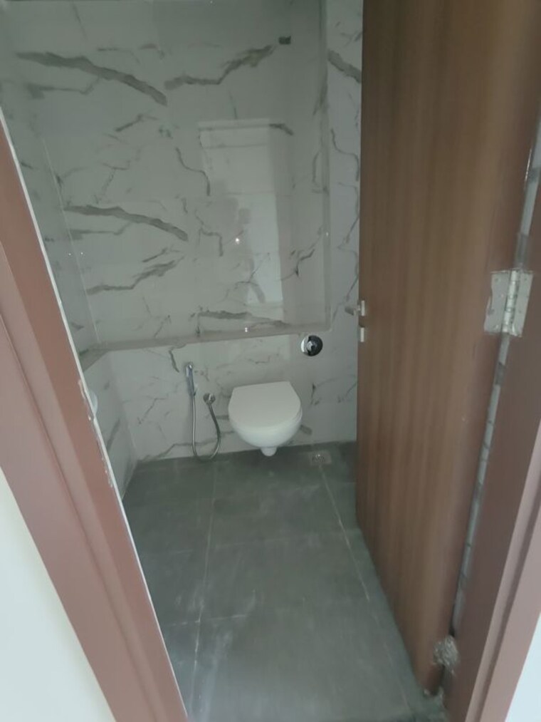 Bathroom, samartha-meghdoot-apartment 6+ Bedroom 2100 Sq.Ft. Apartment In Andheri West Mumbai 10586160