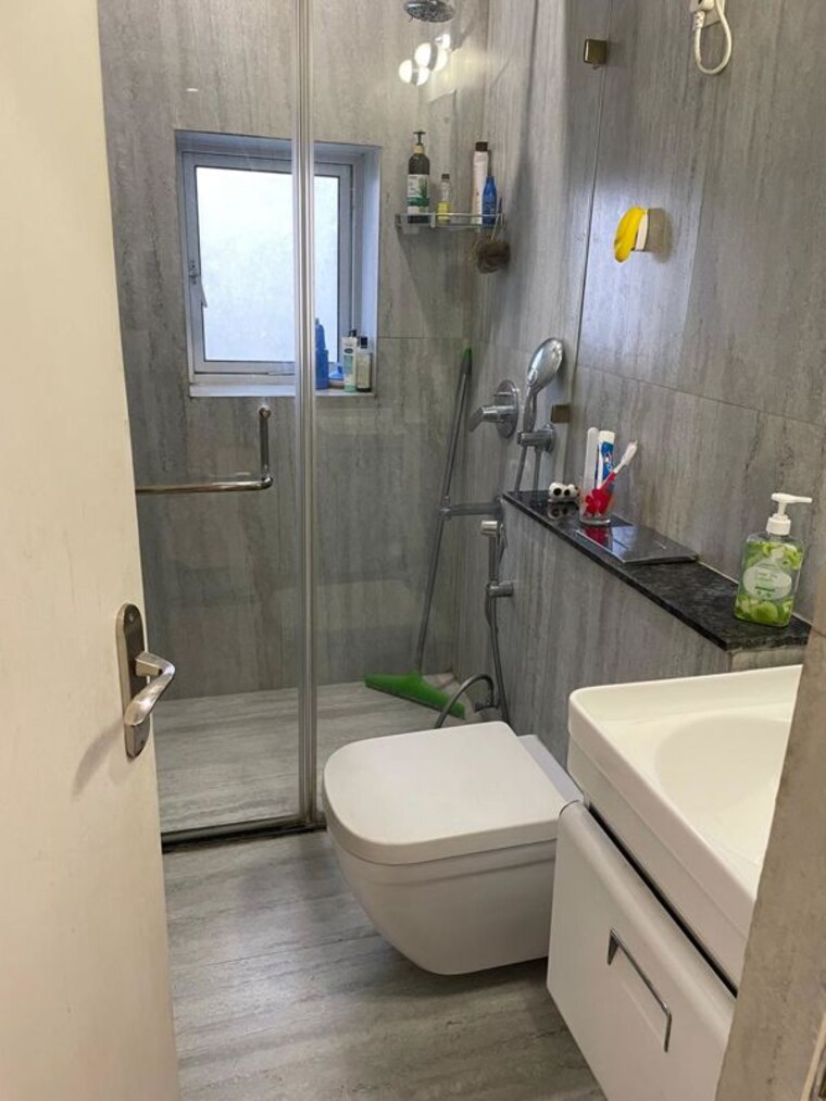 Bathroom, dlf-the-carlton-estate 3 Bedroom 1350 Sq.Ft. Apartment In Dlf Phase V Gurgaon 10586180