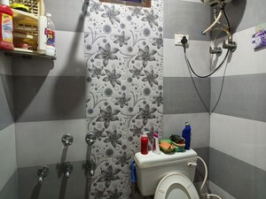 Washroom in 1 BHK Builder Floor at Raja Puri – for Rent