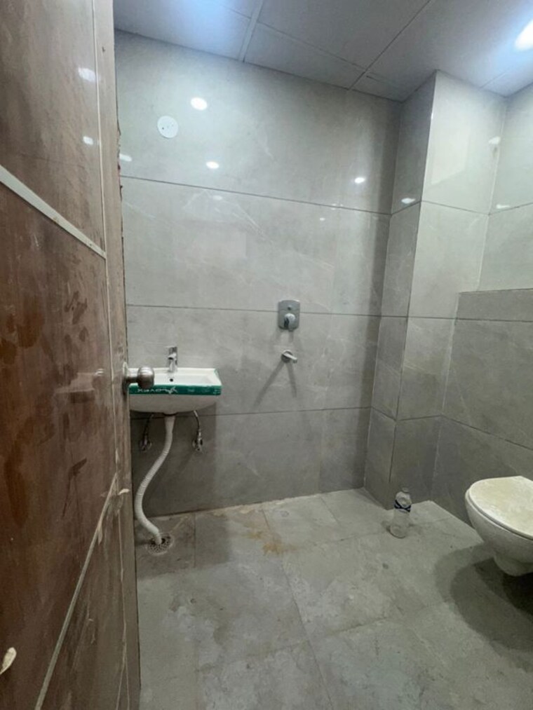 Bathroom, sector 73 4 Bedroom 1785 Sq.Ft. Builder Floor In Sector 73 Noida 10584597