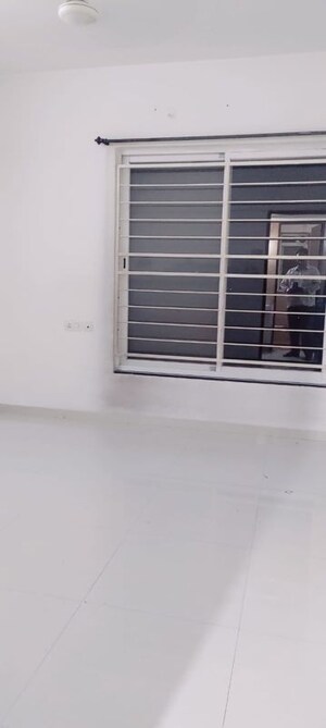 Room in 2 BHK Apartment at Nandan Euphora, Vishrantwadi – for Rent