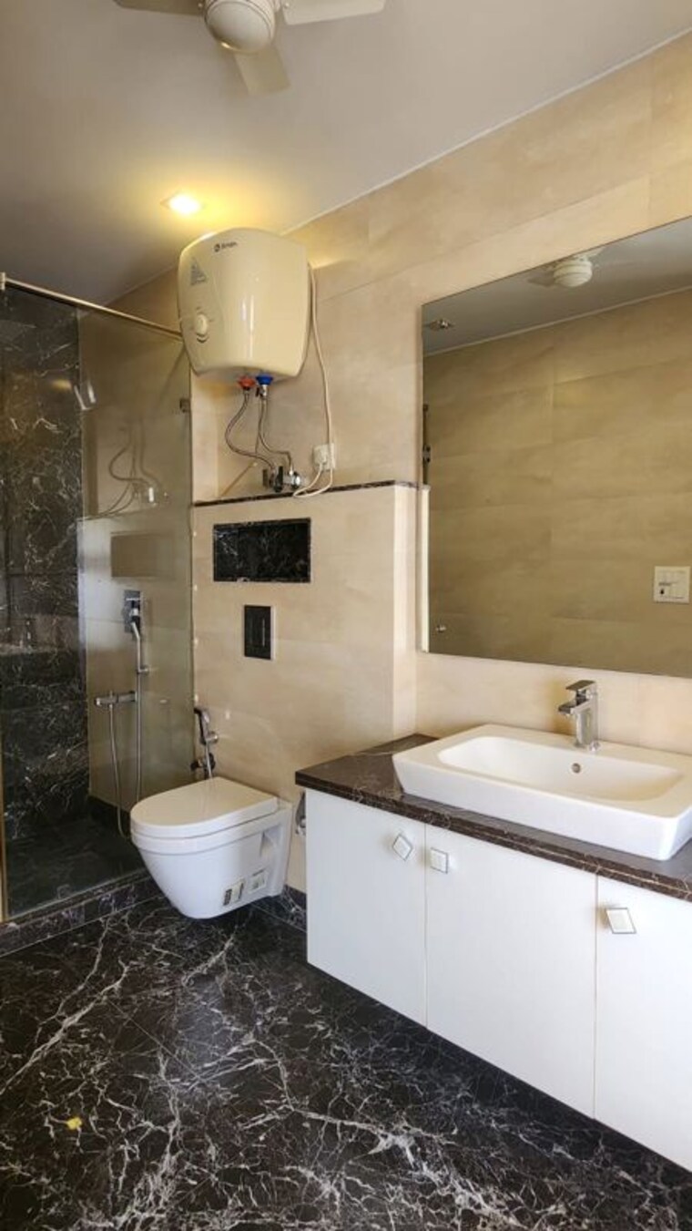Bathroom, safdarjung enclave 3 Bedroom 2400 Sq.Ft. Builder Floor In Safdarjung Enclave Delhi 10586258