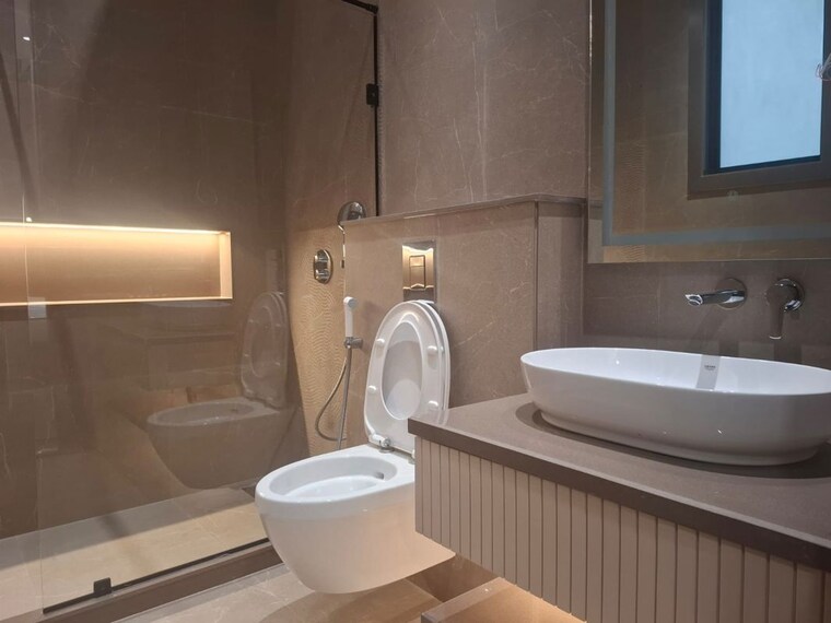Bathroom, navjeevan vihar 4 Bedroom 300 Sq.Yd. Builder Floor In Navjeevan Vihar Delhi 10586257