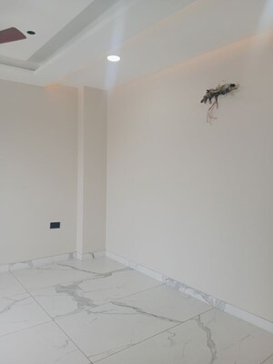Room in 2 BHK Builder Floor at Sector 18 – for Rent