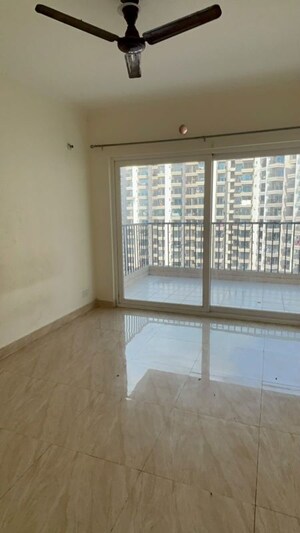 Room in 3 BHK Apartment at Gaur Yamuna City, Gaur Yamuna City – for Sale