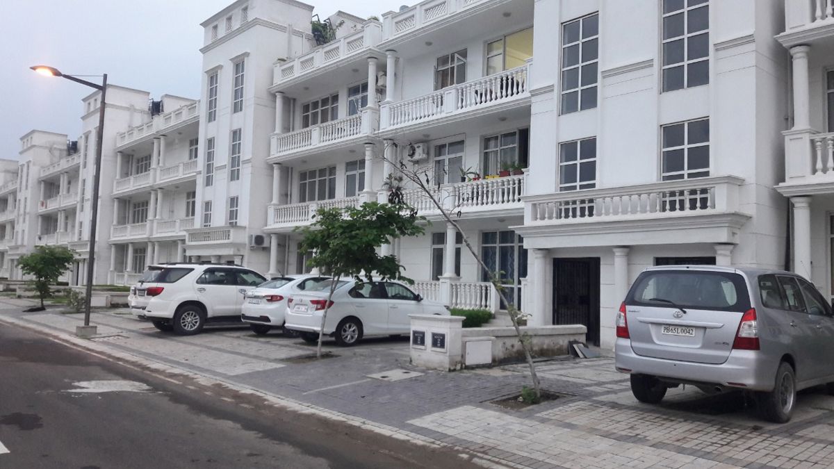 3 BHK + Servant Room 1880 Sq.Ft. Builder Floor in DLF Central Square