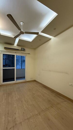 Room in 3 BHK Builder Floor at Sushant Lok I – for Rent