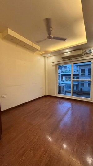 Room in 3 BHK Builder Floor at Sushant Lok I – for Rent