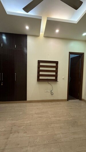 Room in 3 BHK Builder Floor at Sushant Lok I – for Rent