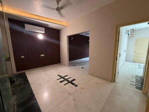 Room in 3 BHK Builder Floor at Sushant Lok I – for Rent