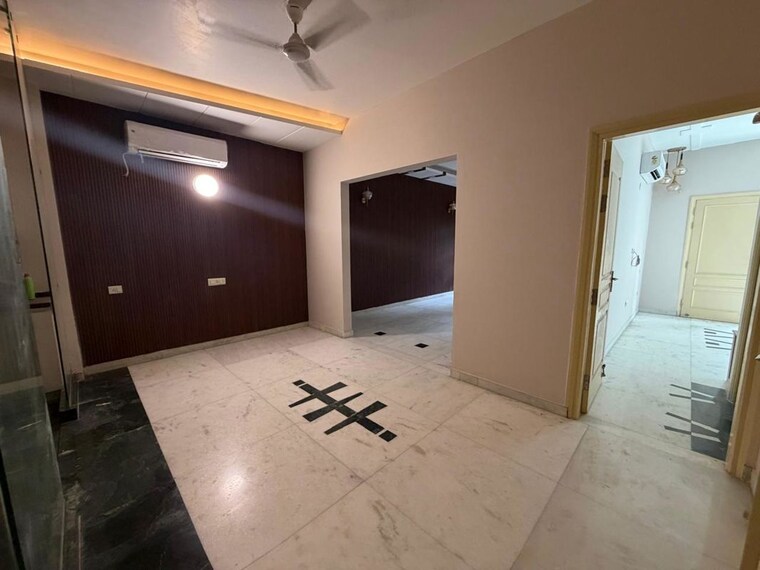 Room, sushant lok i 3 Bedroom 263 Sq.Yd. Builder Floor In Sushant Lok I Gurgaon 10586472