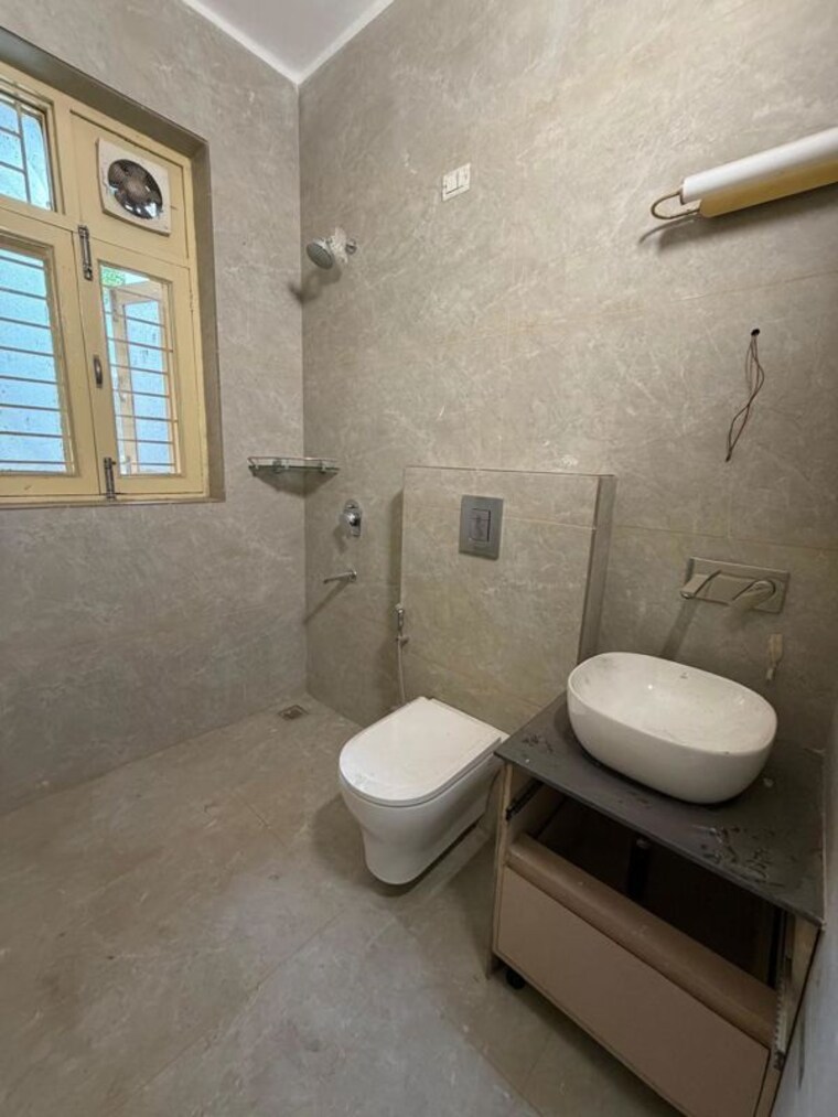Bathroom, sushant lok i 3 Bedroom 263 Sq.Yd. Builder Floor In Sushant Lok I Gurgaon 10586472