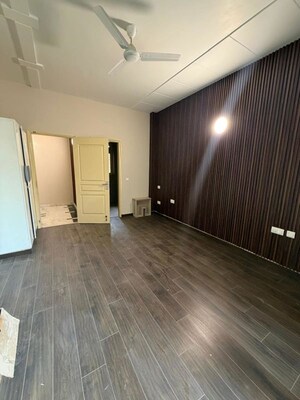 Room in 3 BHK Builder Floor at Sushant Lok I – for Rent
