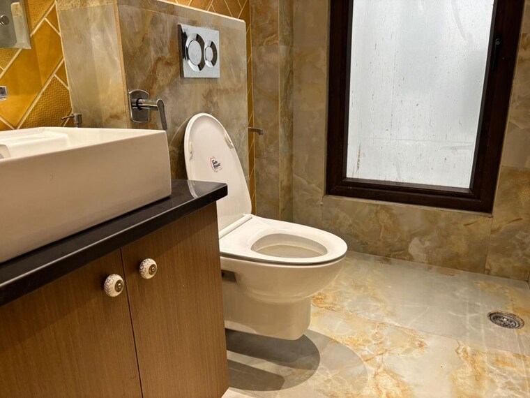 Bathroom, sushant lok i 3 Bedroom 215 Sq.Yd. Builder Floor In Sushant Lok I Gurgaon 10586496