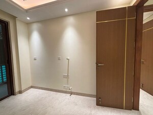 Room in 3 BHK Builder Floor at Sushant Lok I – for Rent