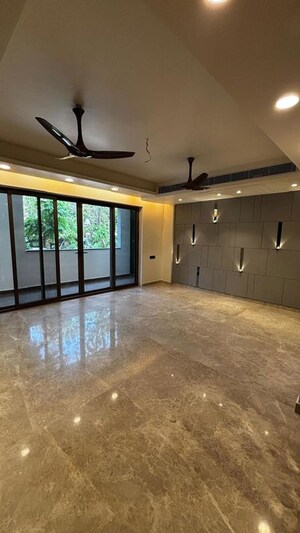 Room in 4 BHK Builder Floor at Dlf Phase ii – for Rent