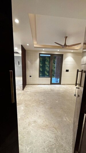 Room in 4 BHK Builder Floor at Dlf Phase ii – for Rent