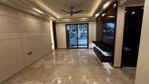 Room in 4 BHK Builder Floor at Dlf Phase ii – for Rent
