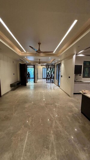 Room in 4 BHK Builder Floor at Dlf Phase ii – for Rent