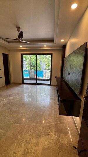 Room in 4 BHK Builder Floor at Dlf Phase ii – for Rent