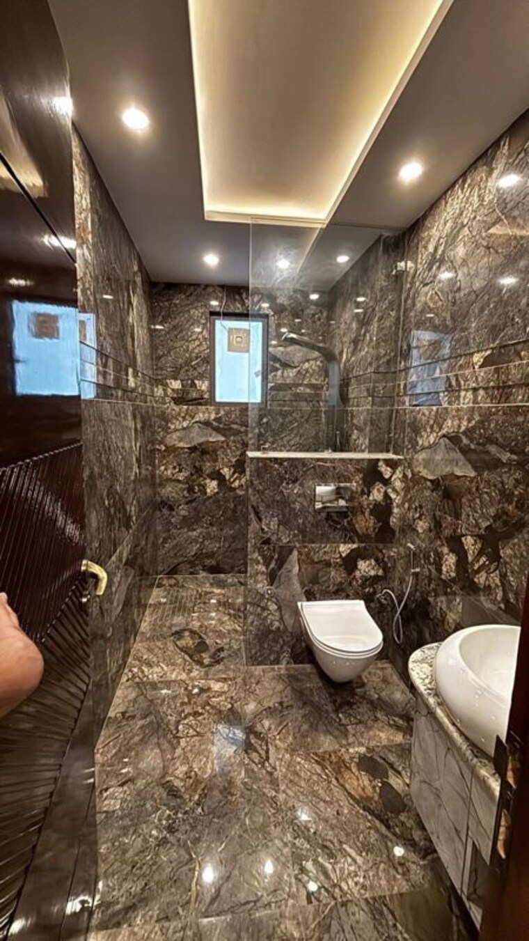 Bathroom, dlf phase ii 4 Bedroom 418 Sq.Yd. Builder Floor In Dlf Phase ii Gurgaon 10586512