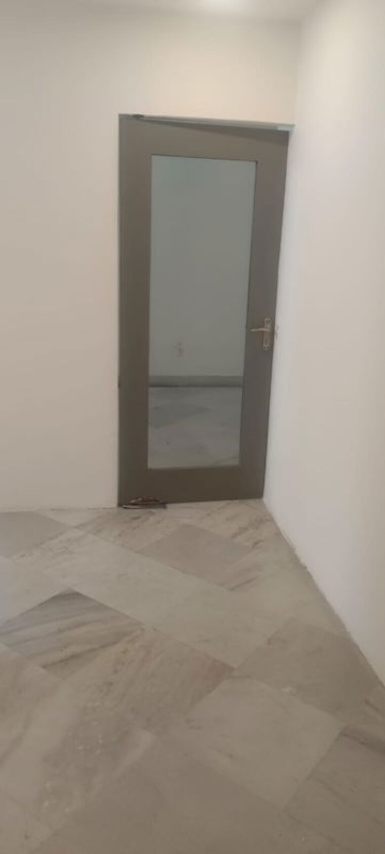 Room, defence colony Commercial Office Space 1700 Sq.Ft. In Defence Colony Delhi 10586598