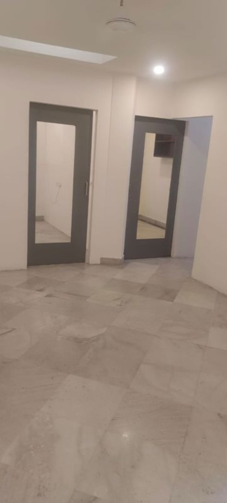 Room, defence colony Commercial Office Space 1700 Sq.Ft. In Defence Colony Delhi 10586598