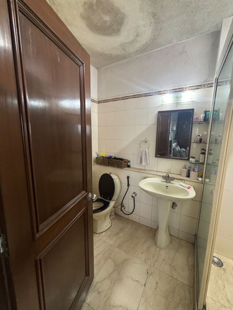 Bathroom, sterling-seaface 3 Bedroom 1800 Sq.Ft. Apartment In Worli Mumbai 10586618
