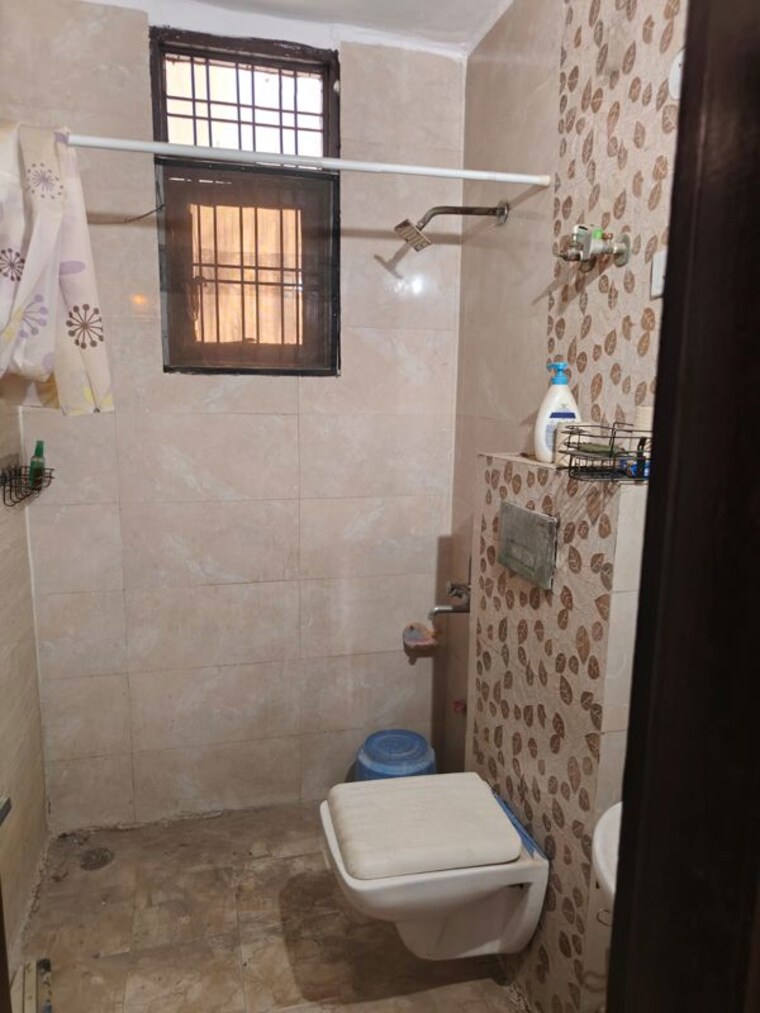 Bathroom, green fields colony 3 Bedroom 1699 Sq.Ft. Builder Floor In Green Fields Colony Faridabad 10586679