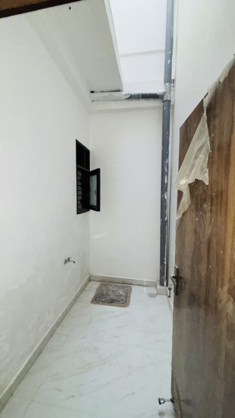 Bathroom, kingson-green-villa-phase-2 3 Bedroom 2400 Sq.Ft. Villa In Panchsheel Green Greater Noida 10586704