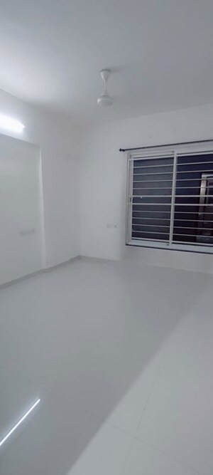 Room in 2 BHK Apartment at Nandan Euphora, Vishrantwadi – for Rent