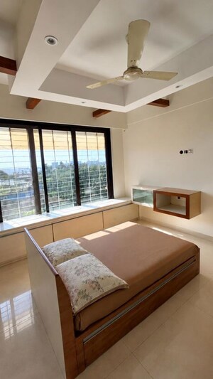 Team Area in 3 BHK Apartment at Worli Sea Face – for Rent