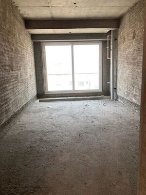 Room in 5 BHK Apartment at Midcity Shikhar, Andheri West – for Sale