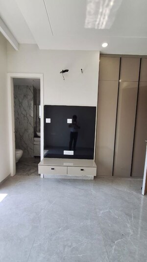 Room in 3 BHK Apartment at HLP Palmillas, Vip Road – for Sale