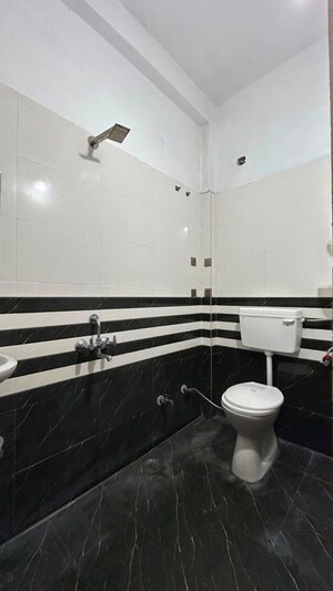 Bathroom in 1 BHK Builder Floor at Vijay Nagar – for Rent