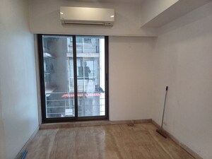 Room in 4 BHK Apartment at DLH Sorrento, Veera Desai Road – for Sale