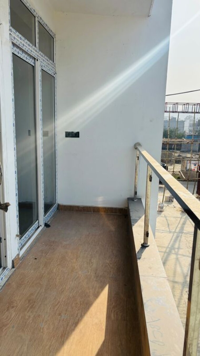 Balcony, kingson-green-villa-phase-2 3 Bedroom 2400 Sq.Ft. Villa In Panchsheel Green Greater Noida 10586898