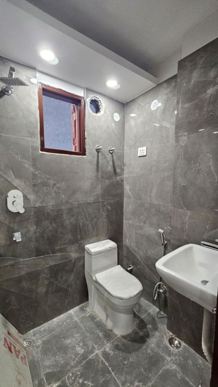 Bathroom, freedom fighters enclave 2 Bedroom 1000 Sq.Ft. Builder Floor In Freedom Fighters Enclave Delhi 10586892